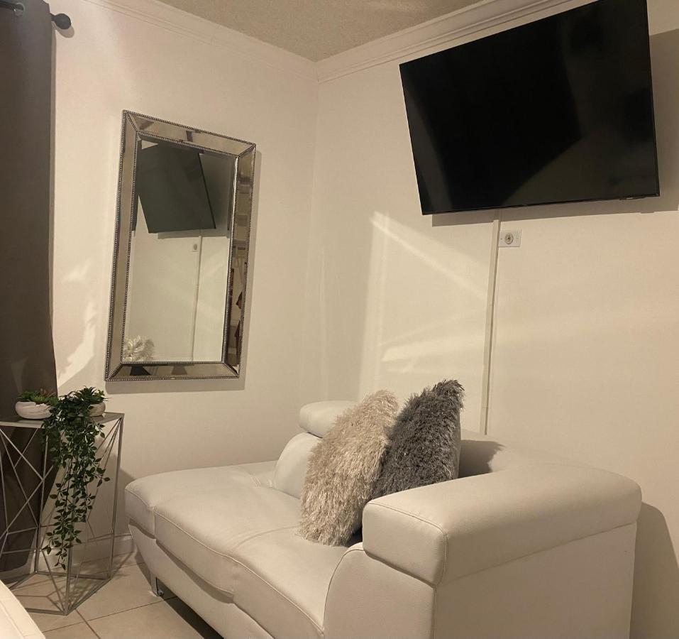 Beautiful House 7 Min From Miami Airport W Free Parkingアパートメント エクステリア 写真